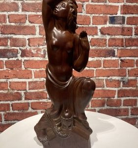 Sculpture en bois représentant une femme