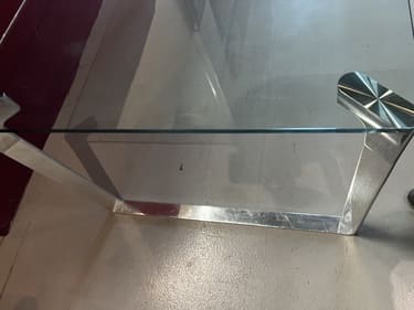 Table de salon chic avec plateau en verre
