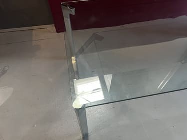 Table de salon chic avec plateau en verre