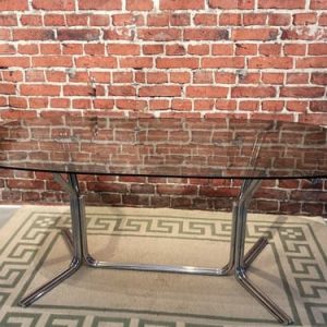 Table plateau en verre fumé et pied en métal chromé
