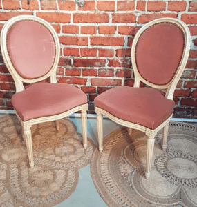 Ensemble de deux chaises médaillon de style Louis XVI