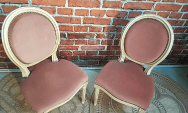 Ensemble de deux chaises médaillon de style Louis XVI