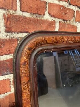 Miroir avec encadrement en bois de couleur marron