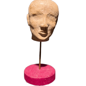 tête en pierre sur socle